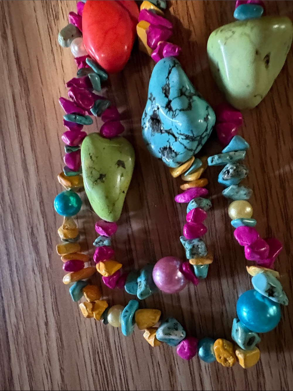 VINTAGE MULTICOLORED HOWLITE AND DYED STONE CHUNKY 18 - 21" NECKLACE - Picture 7 of 10